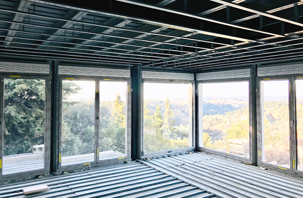 Vue de l'intérieur d'une structure en acier